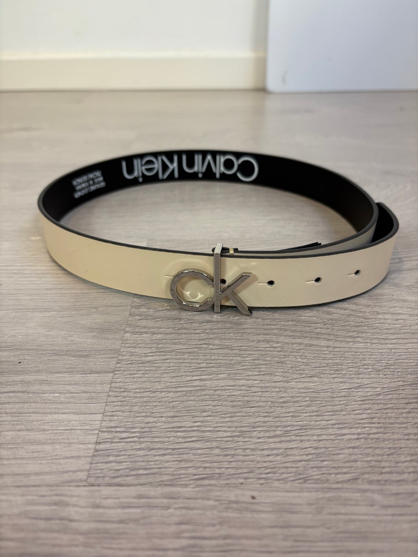 CALVIN KLEIN. Cinturón beige hebilla logo