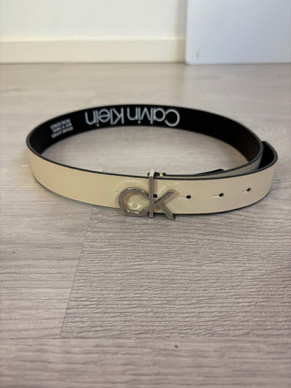 CALVIN KLEIN. Cinturón beige hebilla logo