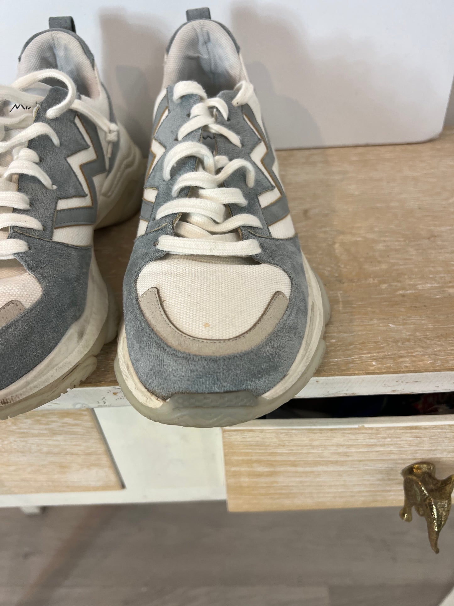 MIM. Zapatillas textura azul claro. T 40