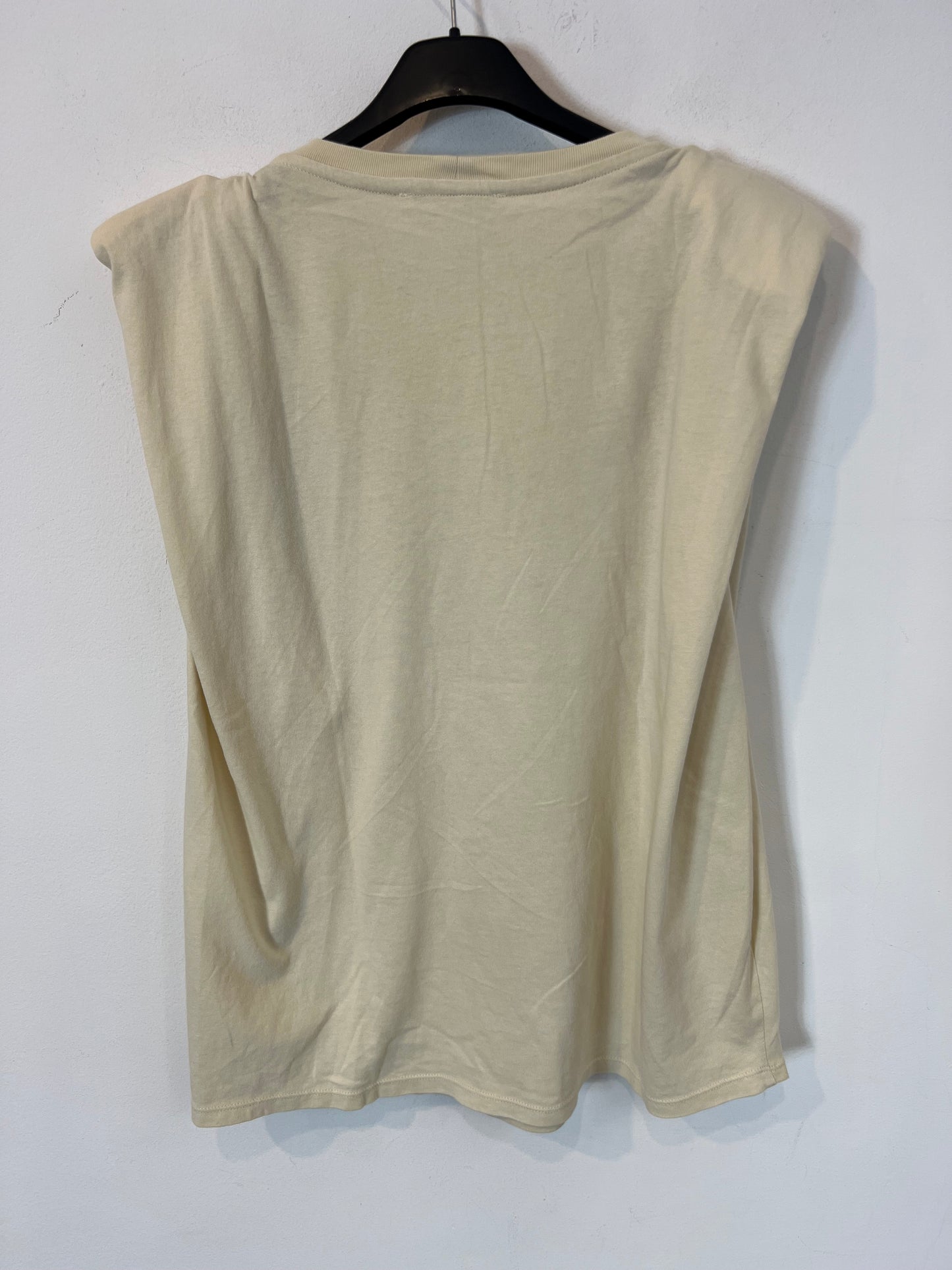 ZARA. Camiseta beige hombreras. T L