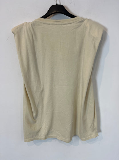 ZARA. Camiseta beige hombreras. T L