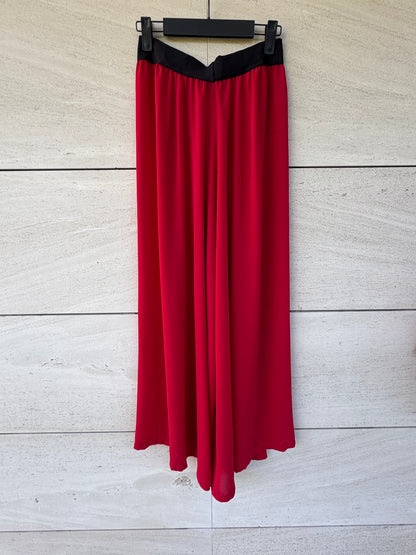 MARIA CALDERARA. Total look fluido en rojo