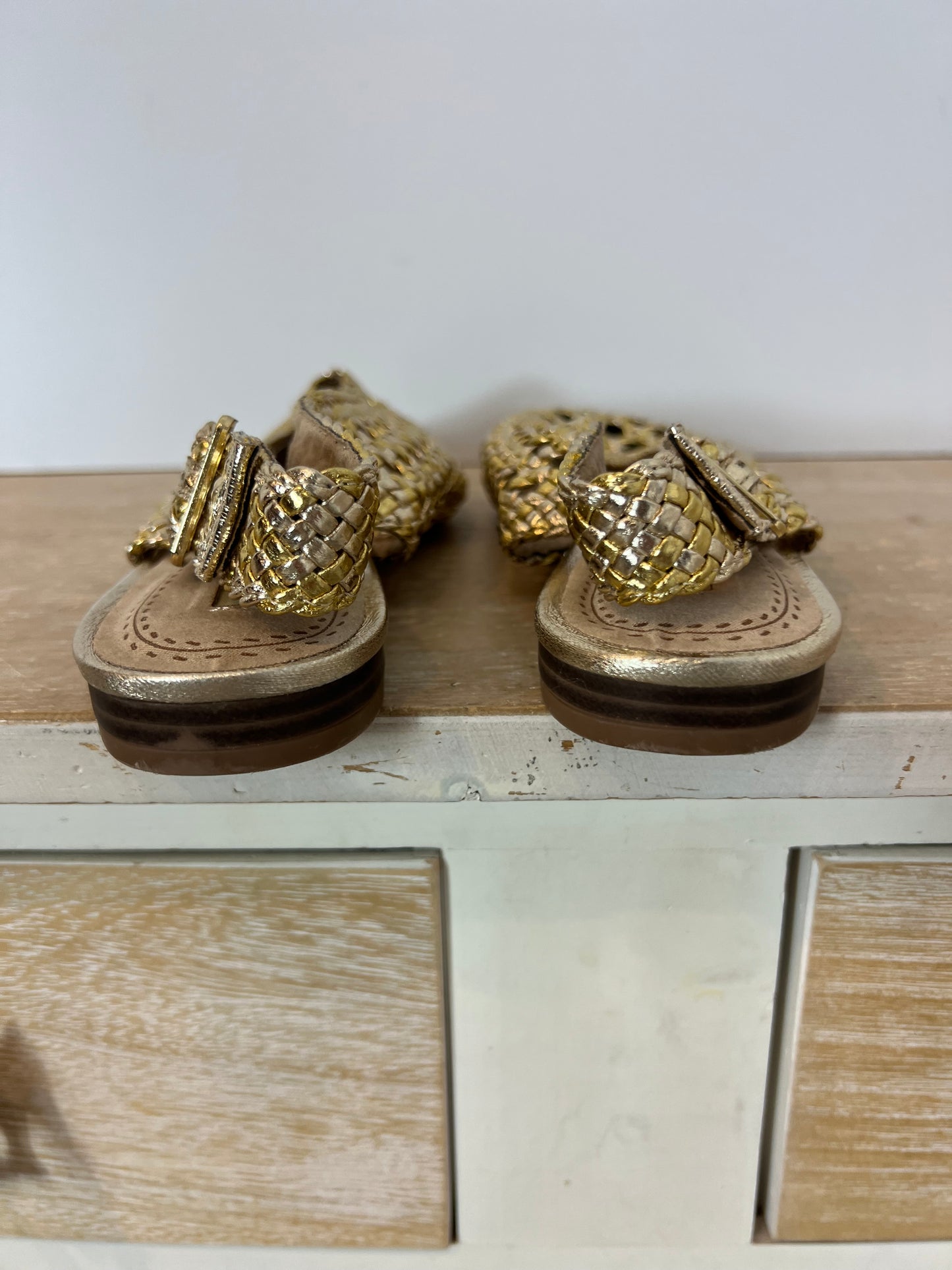 CORINA. Sandalia plana troquelada dorada. T 38