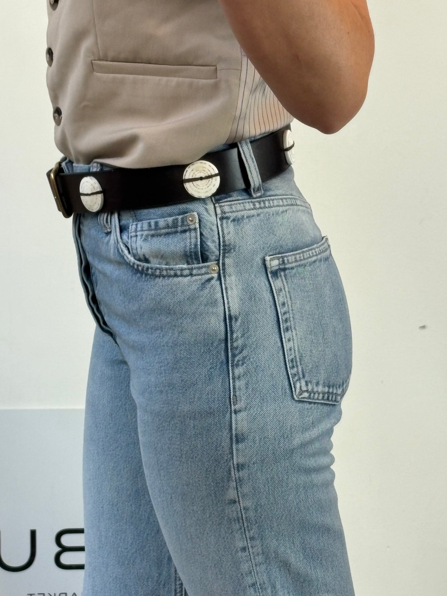 OTRAS. Cinturón piel detalles