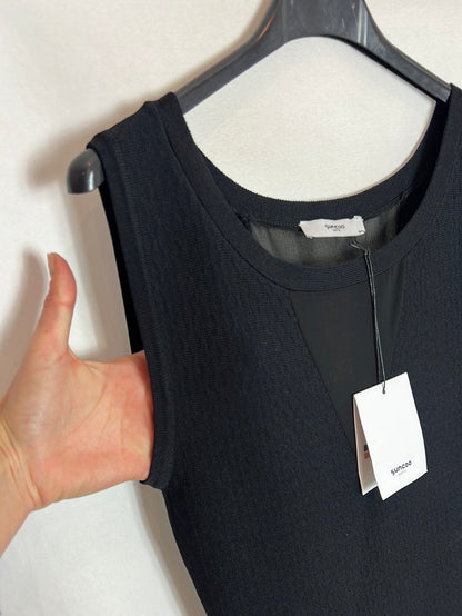 SUNCOO. Vestido negro textura ajustada.