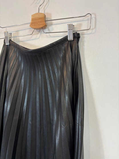 H&amp;M. Black pleated midi skirt. TXS