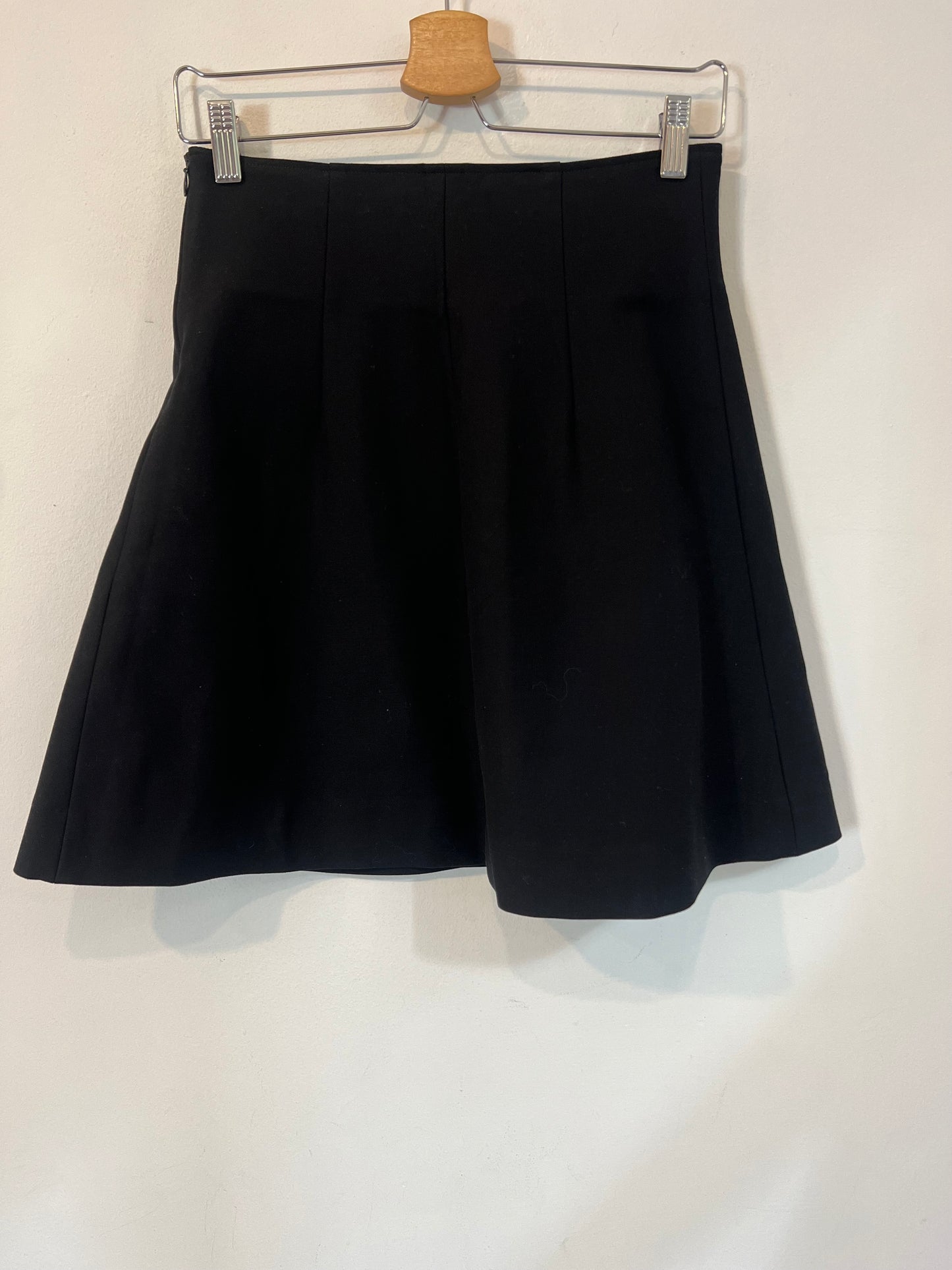 MAJE. Falda negra tablas T.38