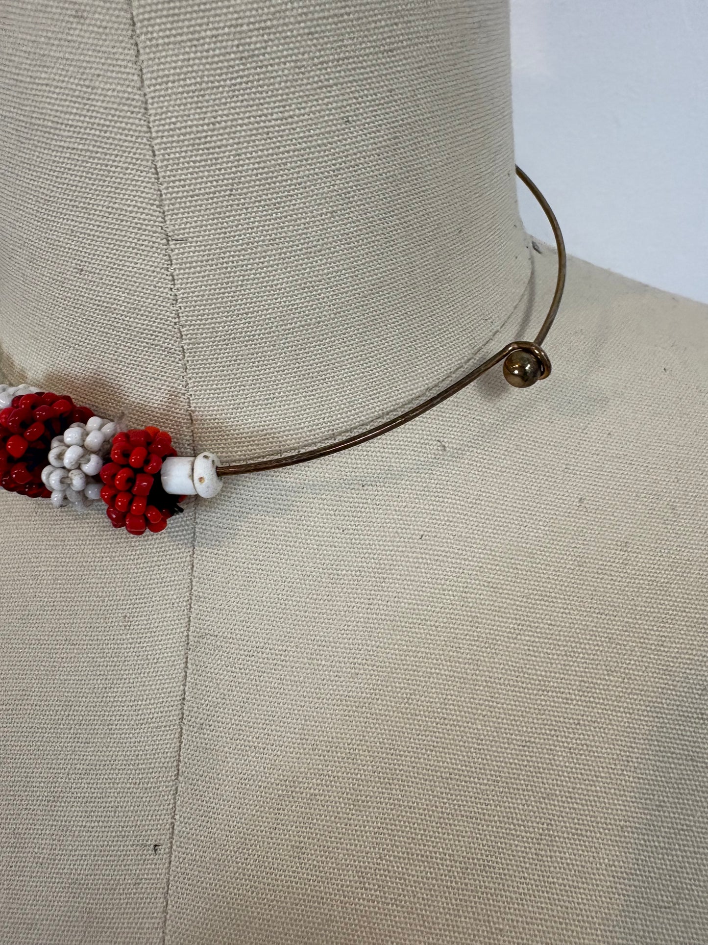 OTRAS. Choker cuenta rojas y blancas
