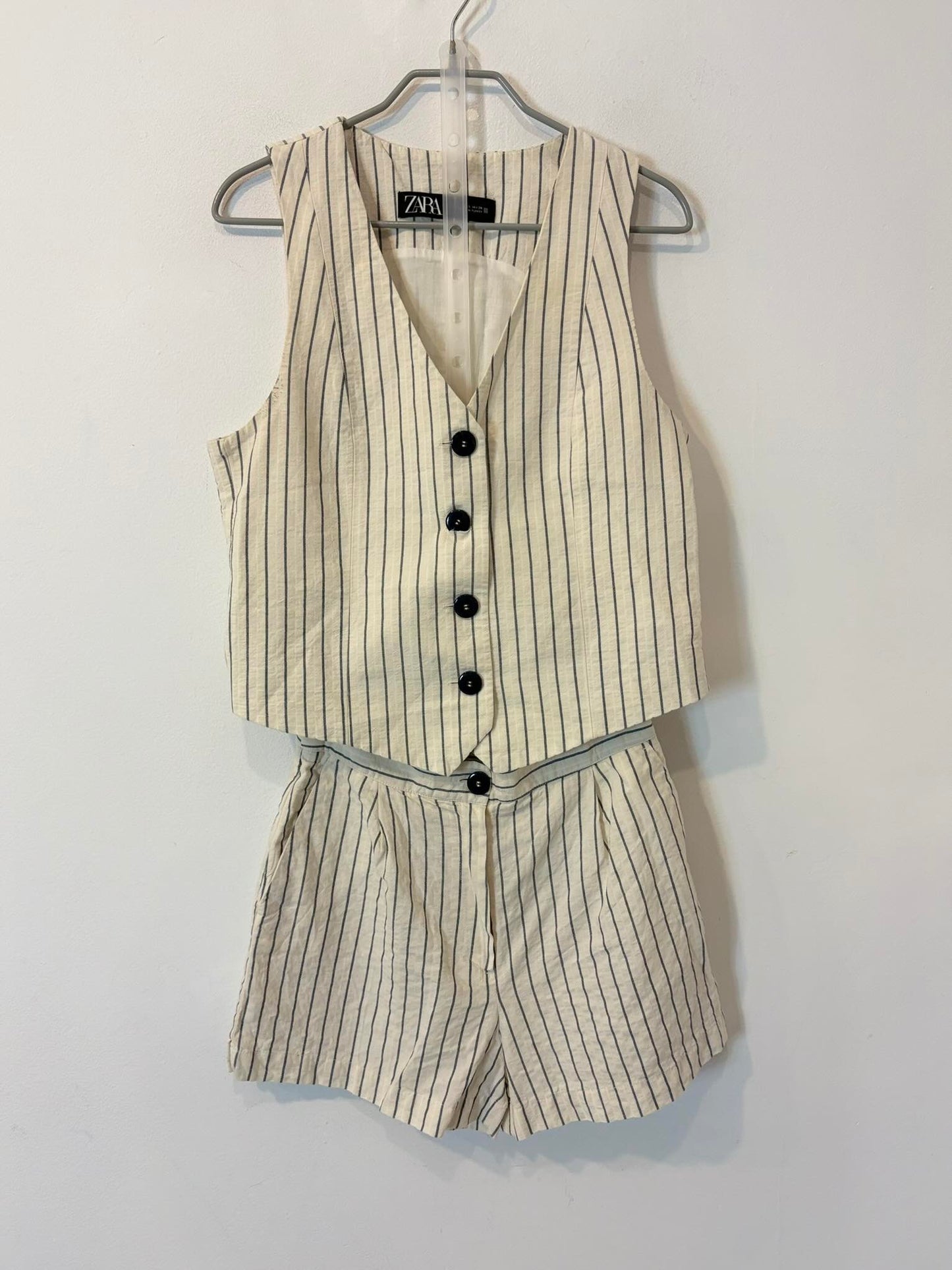 ZARA. Conjunto  rayas chaleco y bermuda