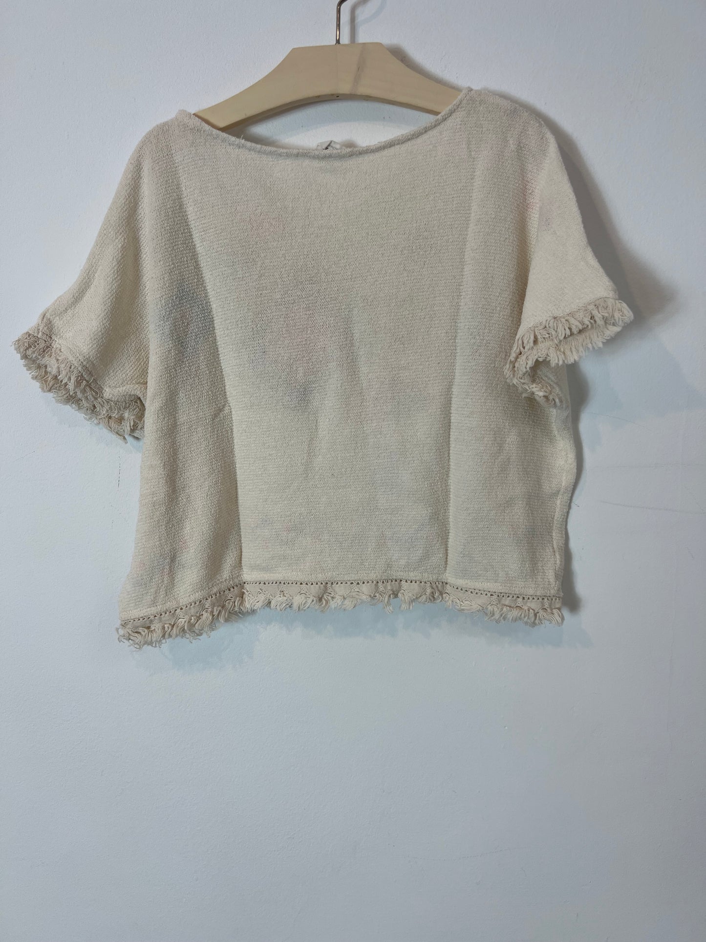 ZARA. Top textura dibujos bordados. T 7 años