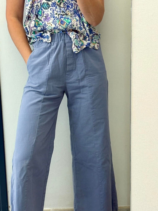 FORTE FORTE. Pantalón azul pata ancha