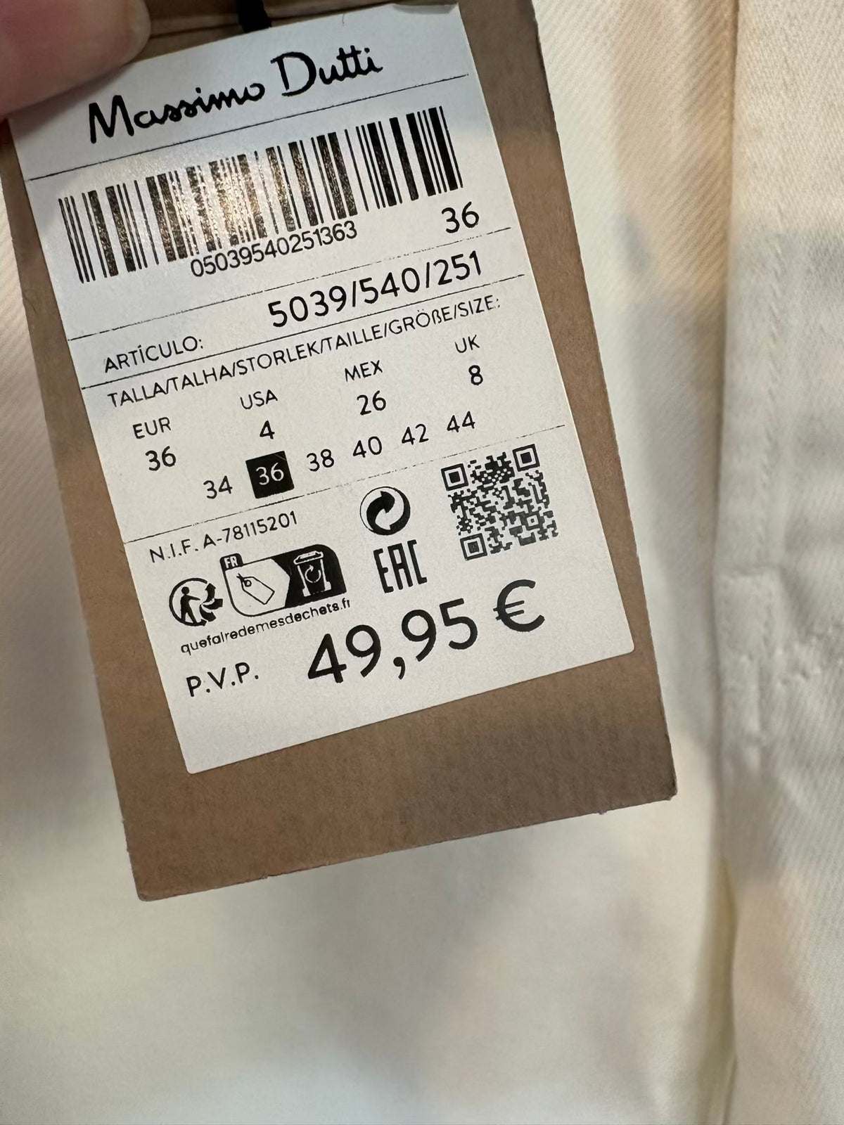 MASSIMO DUTTI. Denim recto blanco abotonado
