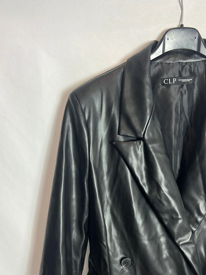 CLP. Blazer negra efecto piel. T M