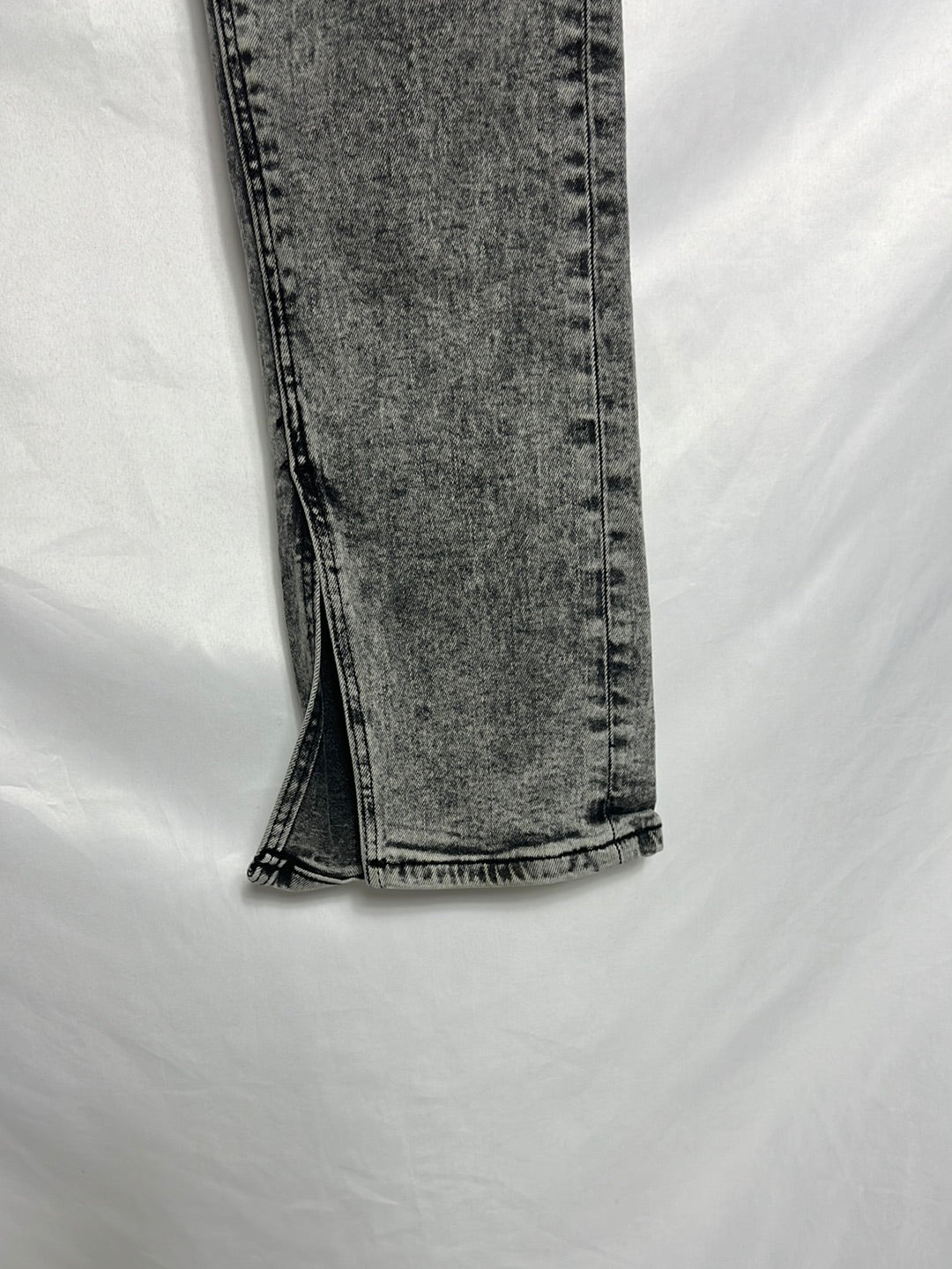 ZARA. Straight-leg gray denim trousers with slits. Size 34