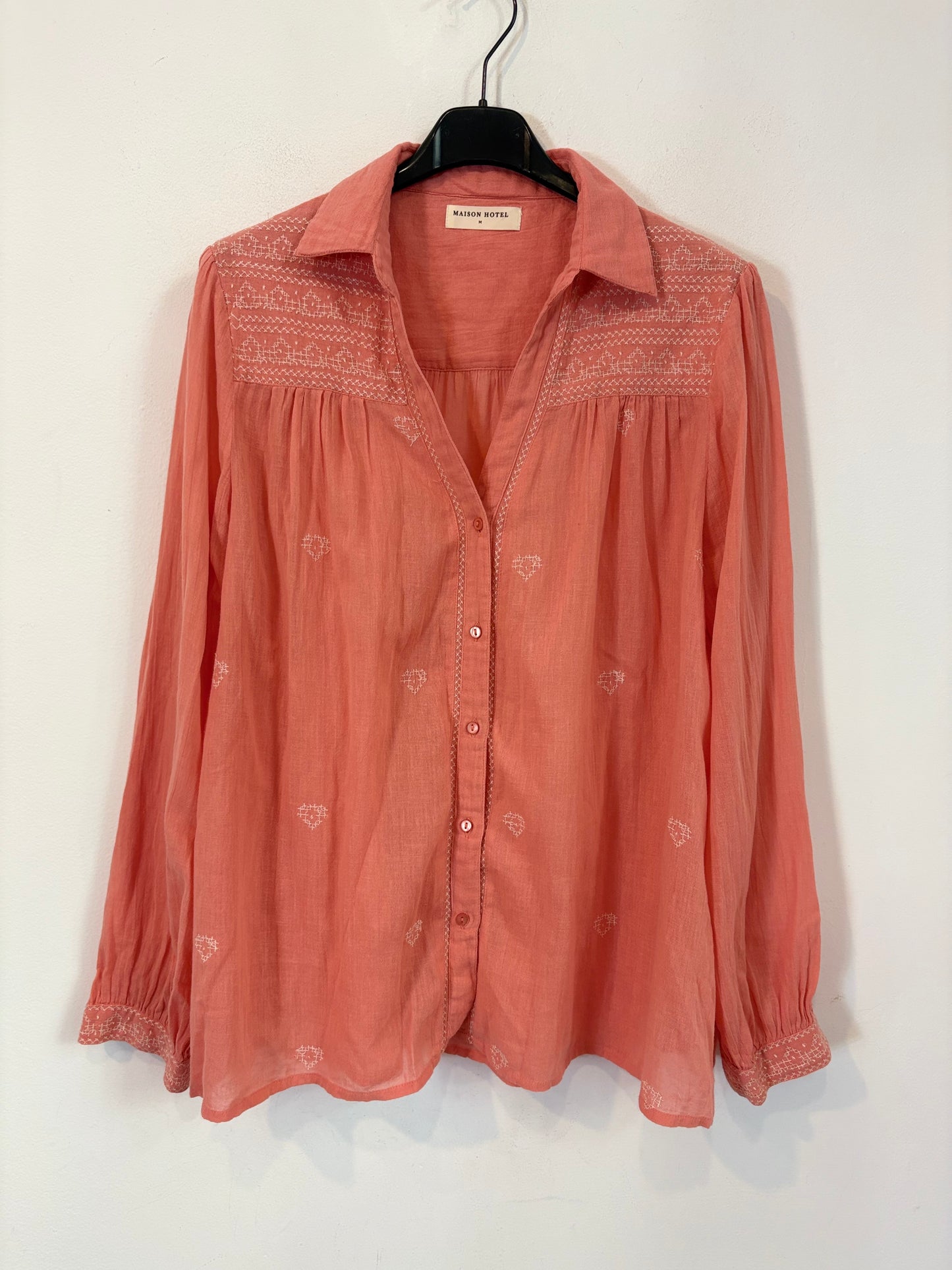 MAISON HOTEL. Blusa rosa bordados