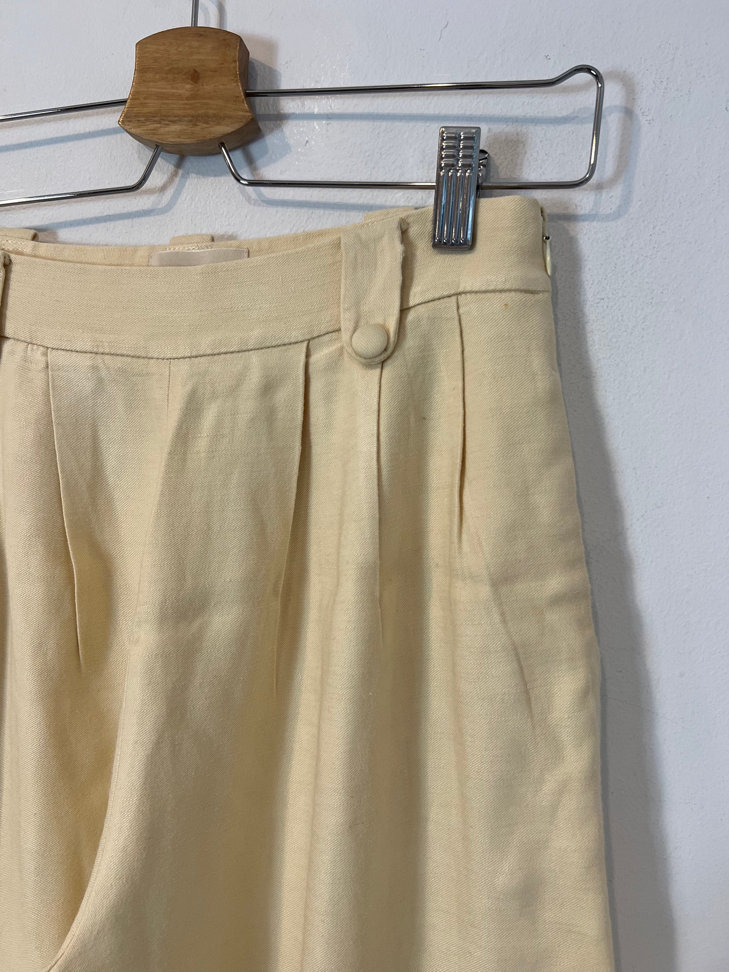 SÉZANE. Pantalón crema pinzas T.34
