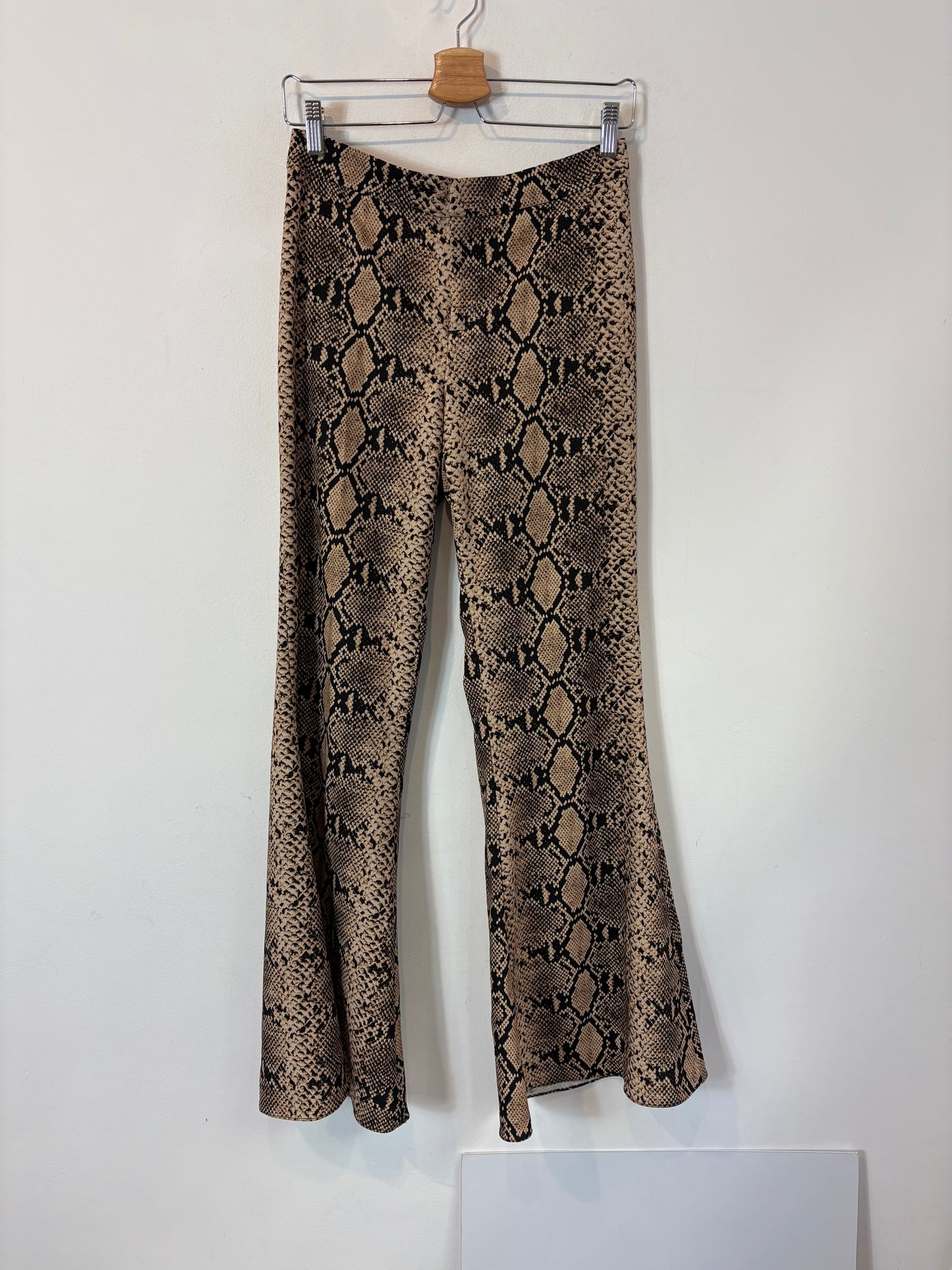 ZARA. Pantalón flare snake print