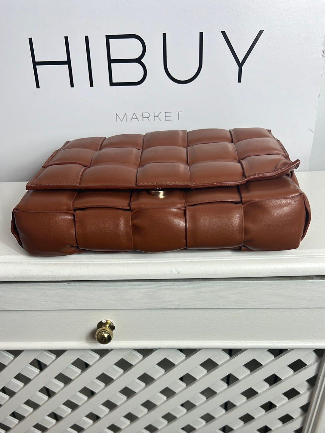 OTRAS. Bolso marrón acolchado