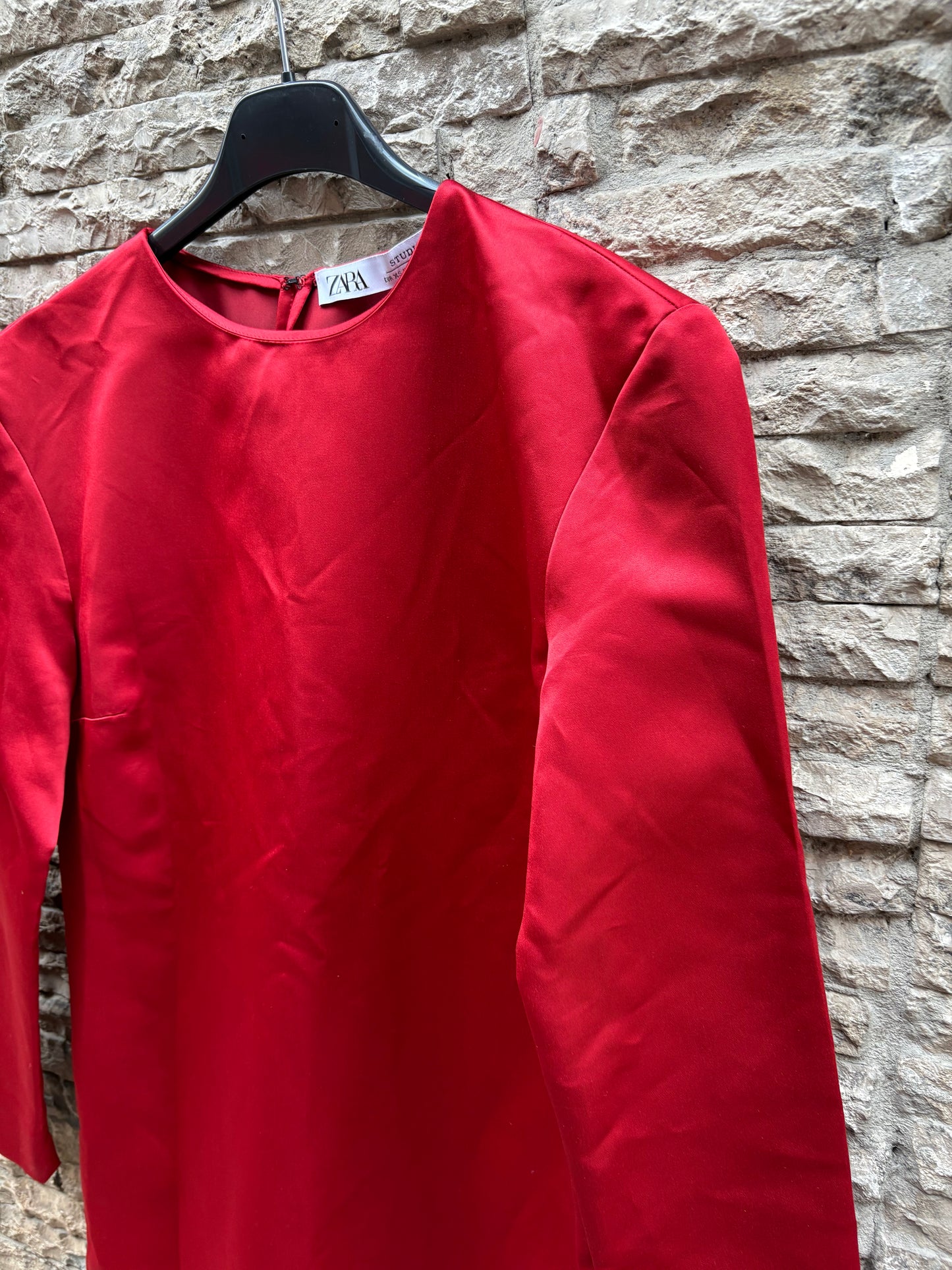 ZARA STUDIO. Vestido corto satinado bolsillos