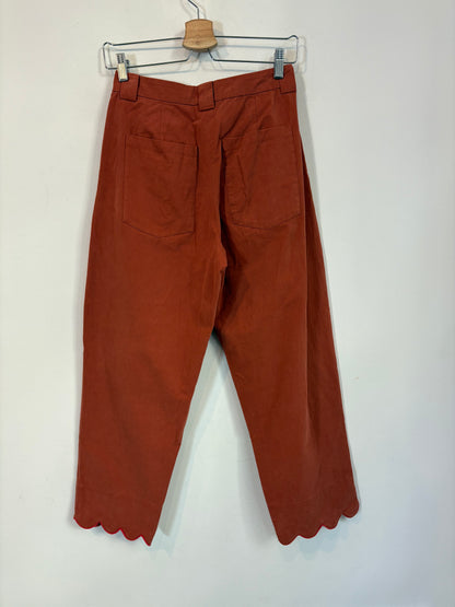 STELLA NOVA. Pantalón rojizo detalle bajo