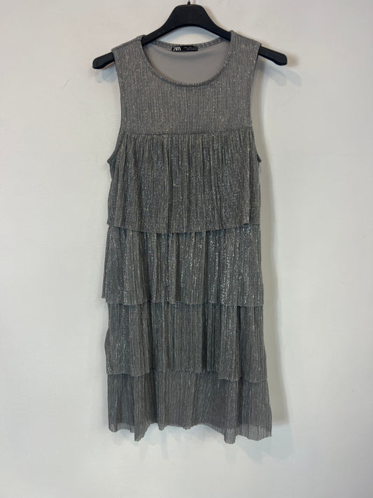 ZARA. Vestido volantes plateado. T S