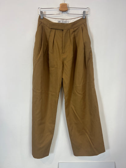 ZARA. Pantalón camel pinzas. T XS (s)