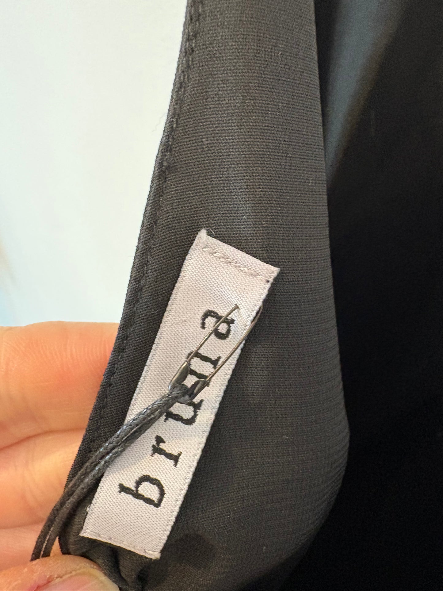 BRUNA. Vestido largo negro vuelo