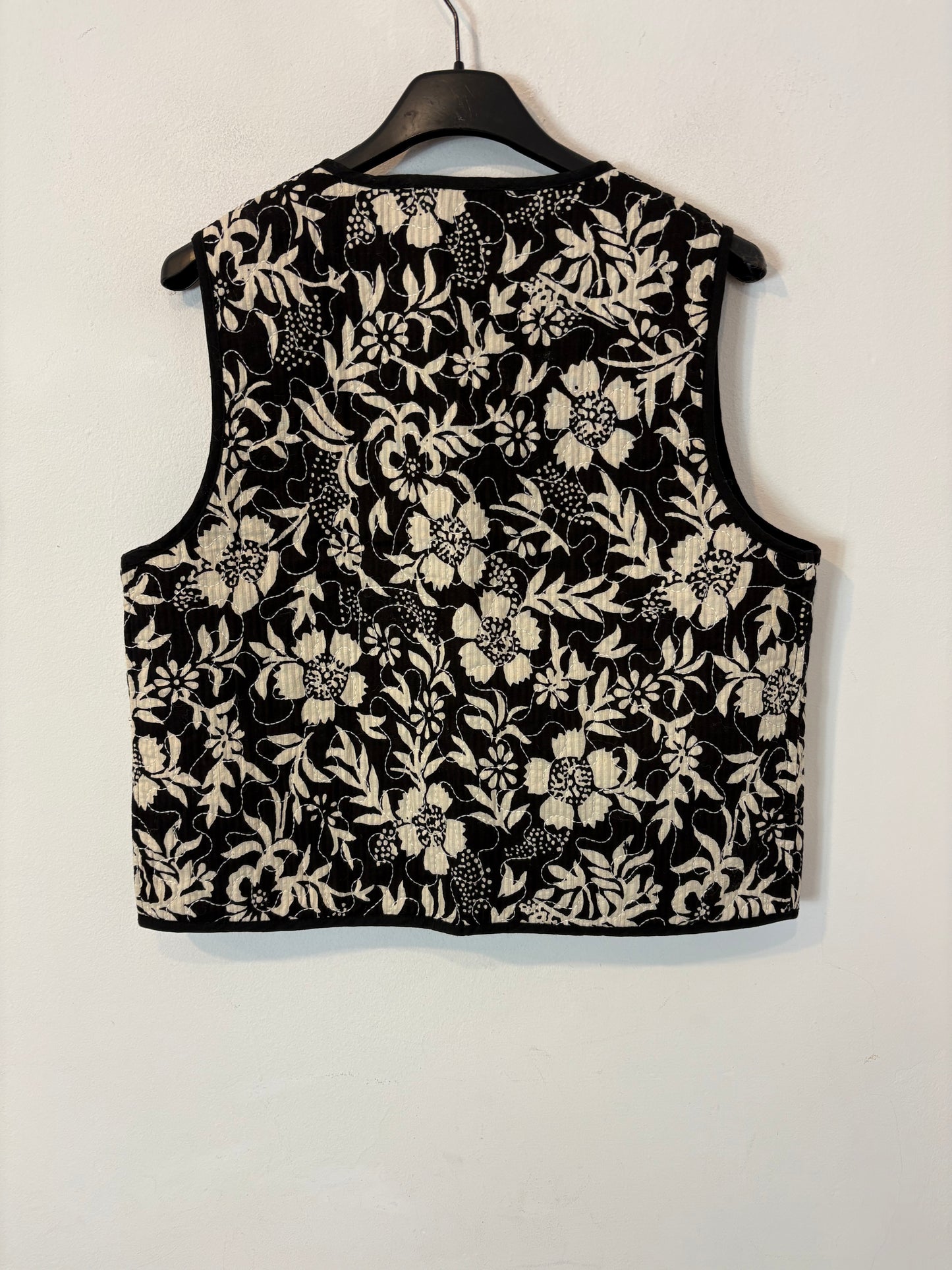 OTRAS. Chaleco negro bordados