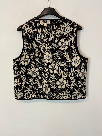 OTRAS. Chaleco negro bordados