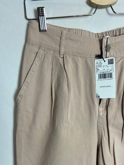 MANGO. Pantalón beige pinzas. T 36
