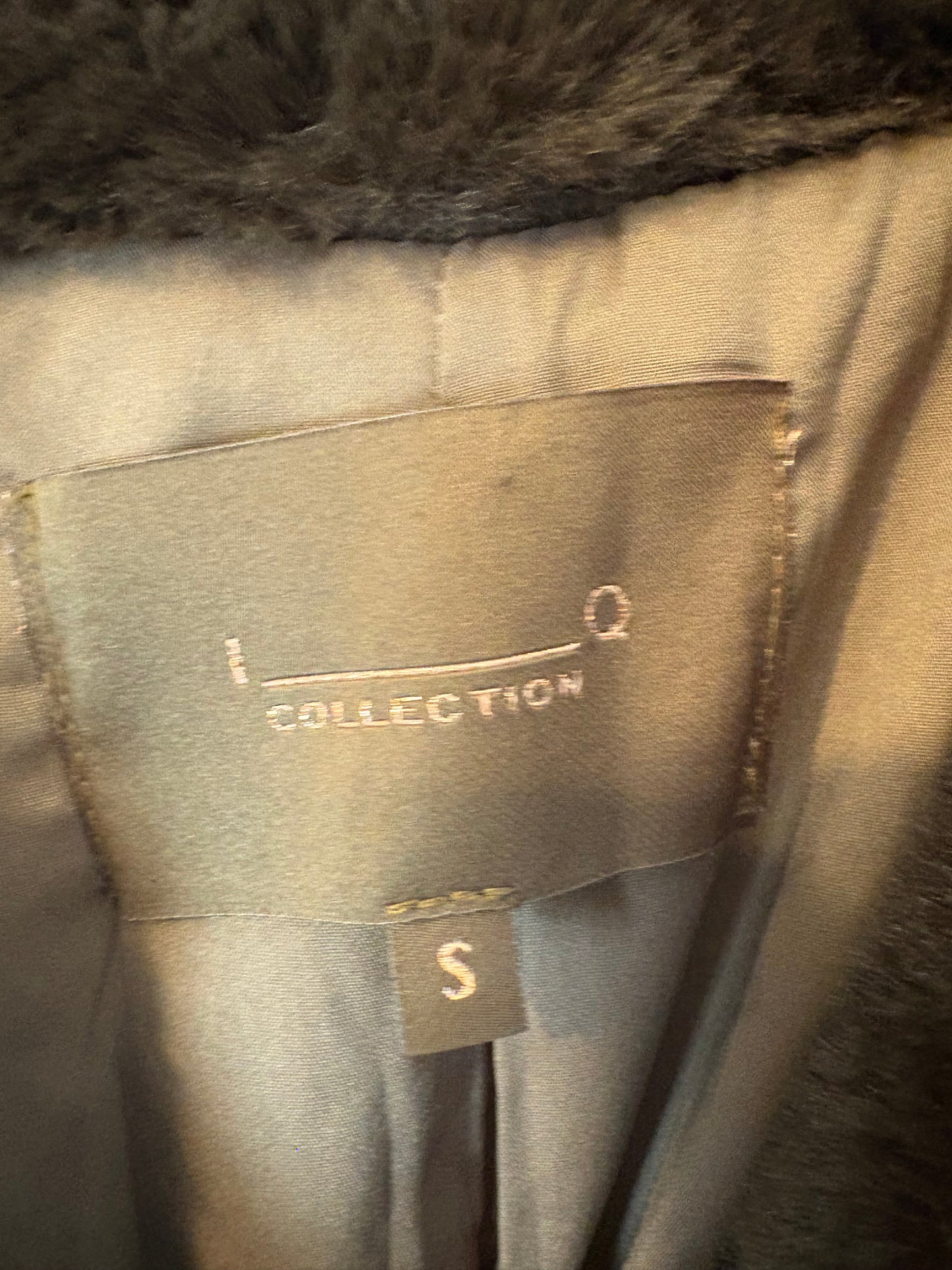 IQ COLLECTION. Conjunto marrón espiga detalle cuello