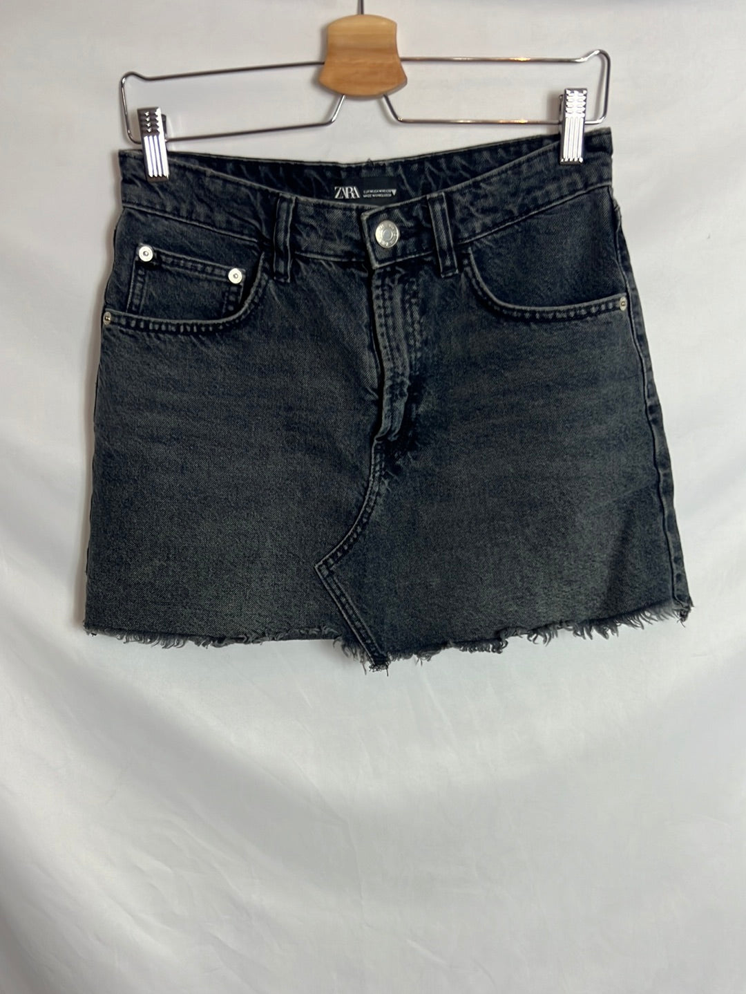 ZARA. Falda corta negra efecto desgastado . T M