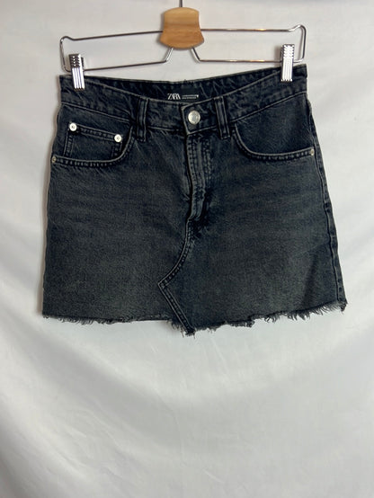 ZARA. Falda corta negra efecto desgastado . T M