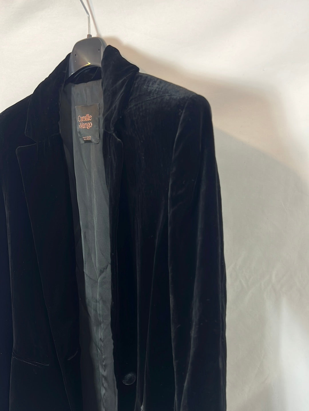 CAMILLE x MANGO. Blazer negra terciopelo fluida. T XS