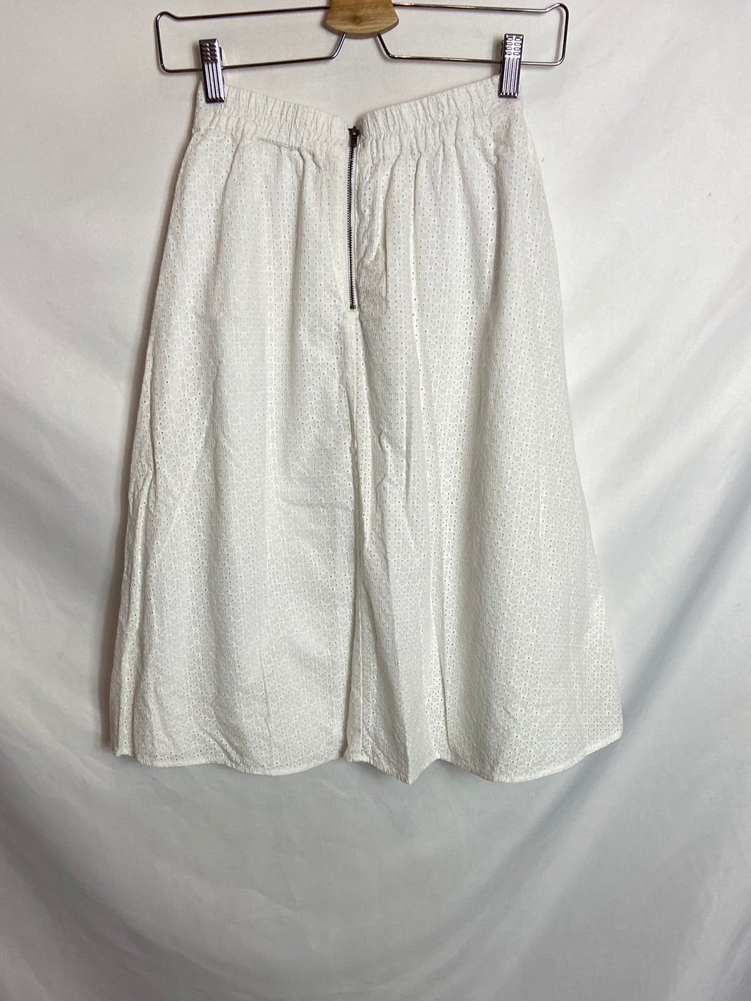 ZARA. White die-cut skirt, size XS