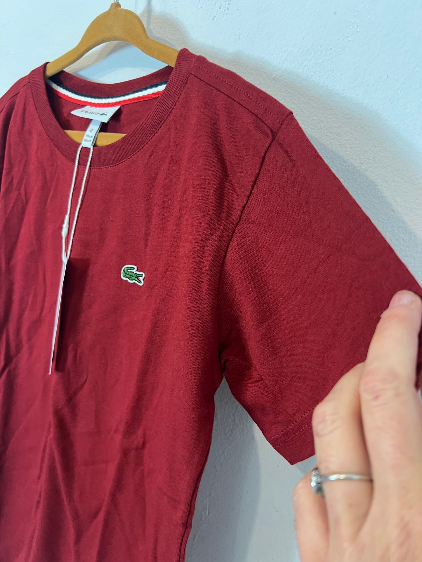 LACOSTE. Camiseta burdeos logo. T 6 años