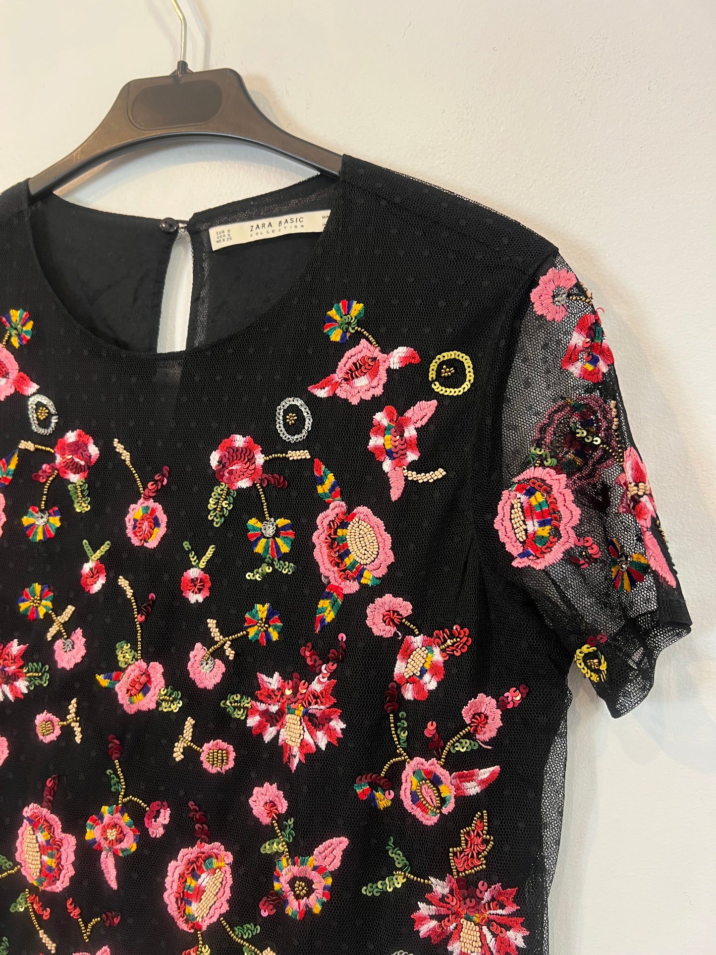 ZARA. top negro bordados T.s