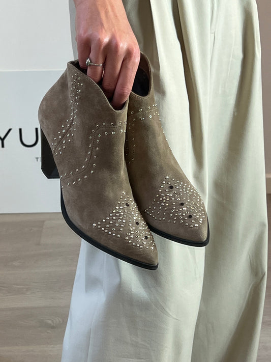 JANET & JANET. Botines beige tachuelas T.39