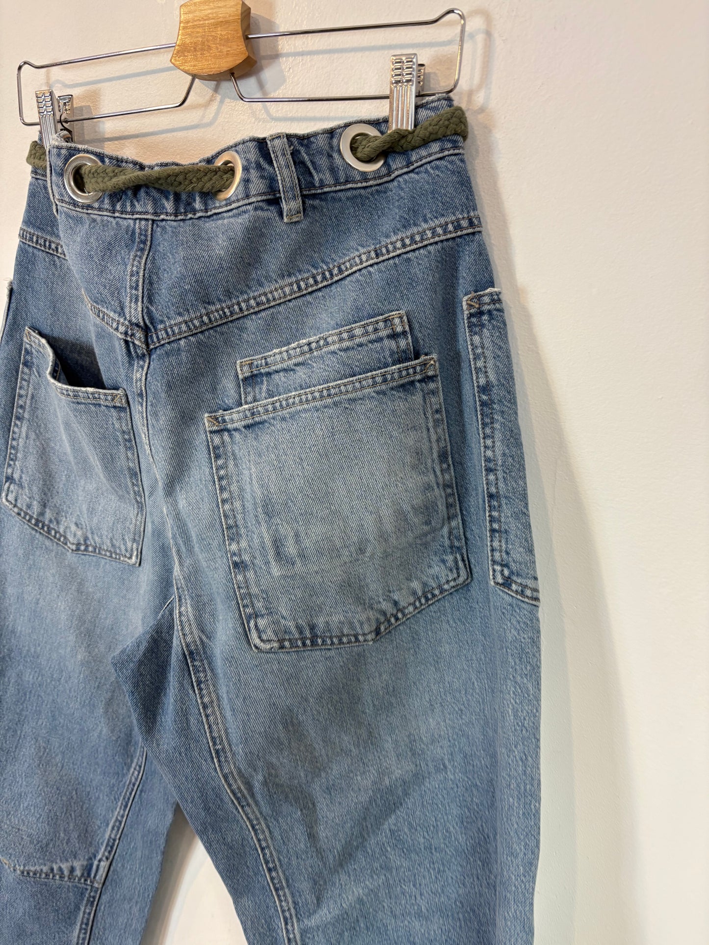FREE PEOPLE. Denim abotonado parches