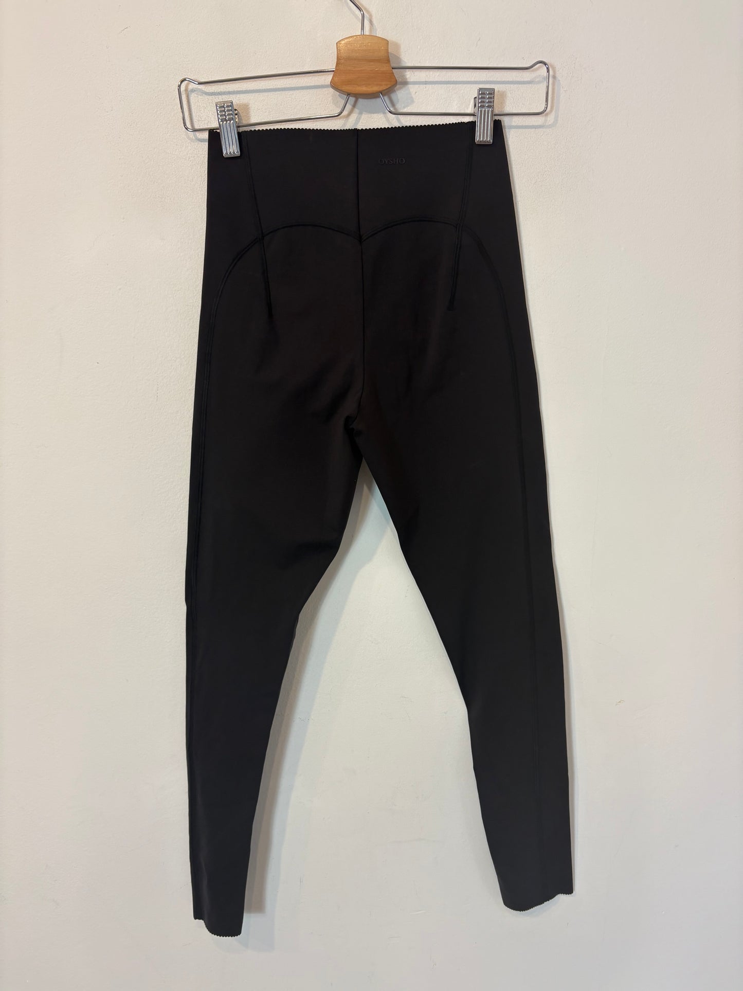 OYSHO. Mallas negras deportivas