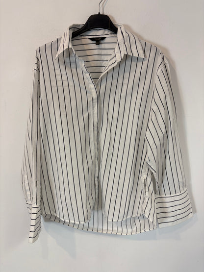 MASSIMO DUTTI. Short green skirt with pocket T.xs