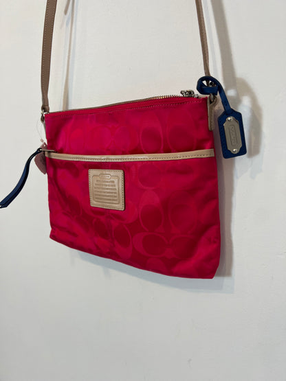 COACH. Bolso fucsia detalles en piel