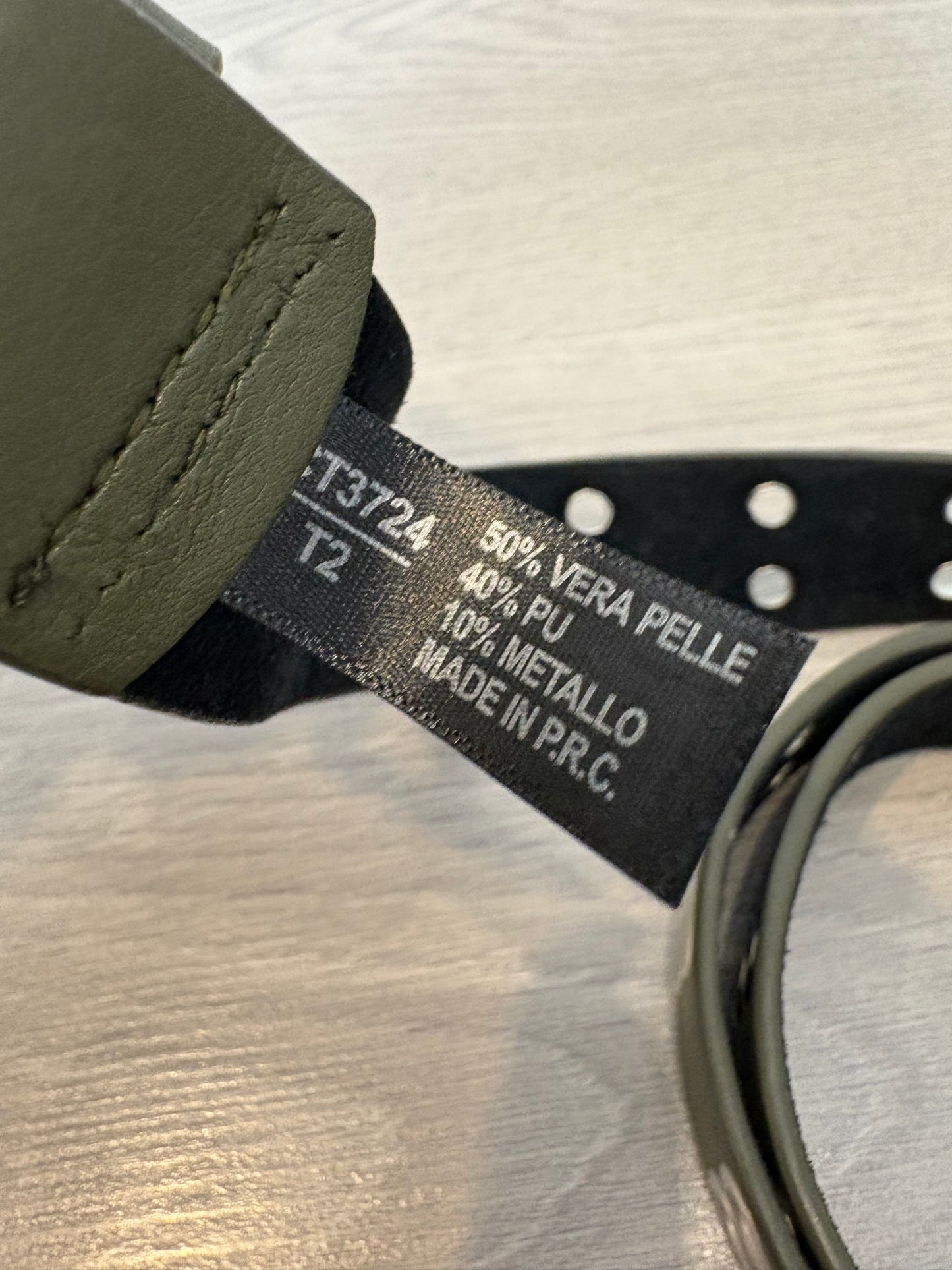 OTRAS. Cinturón verde tachuelas con piel