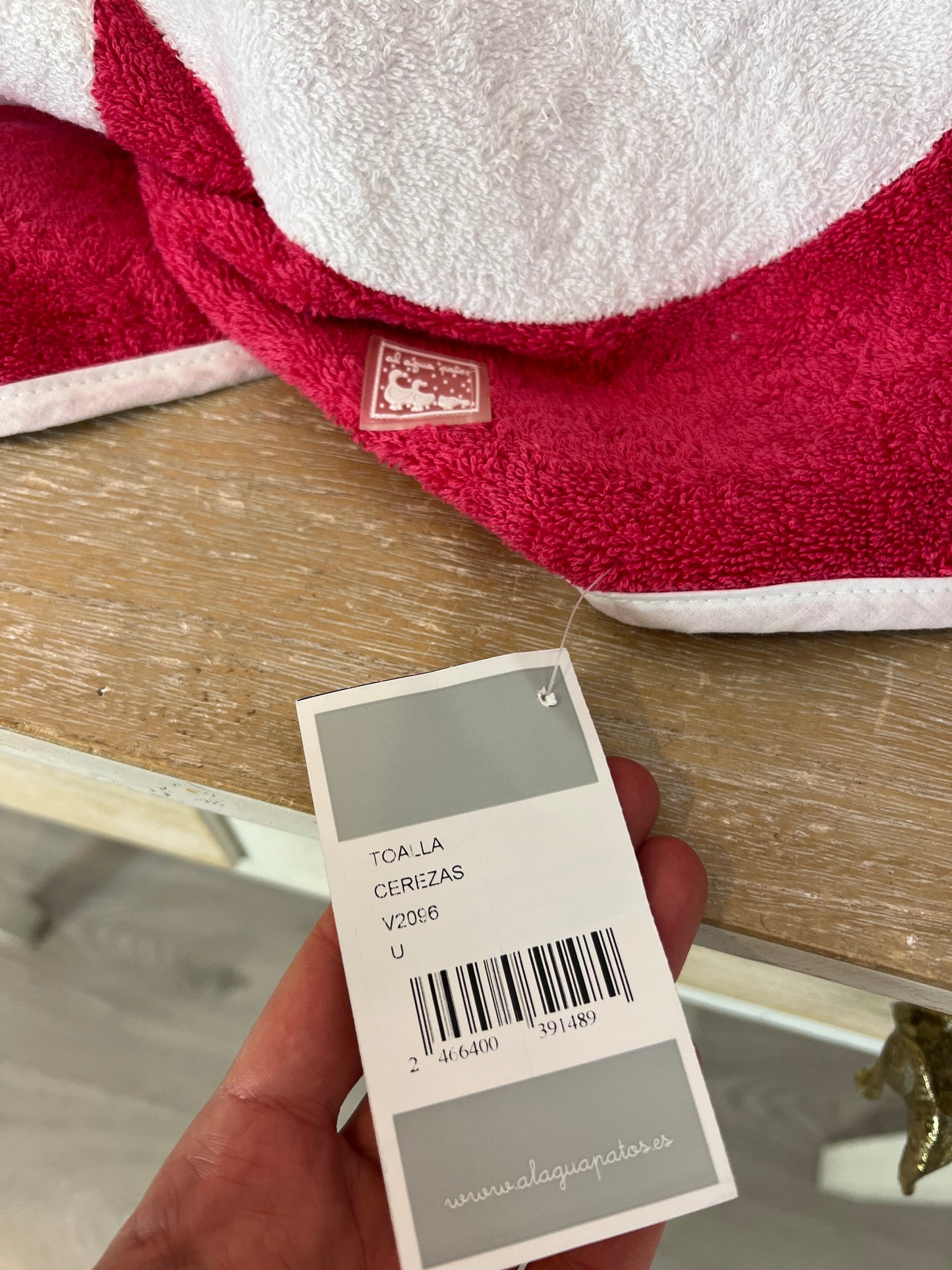 AL AGUA PATOS. Toalla roja cereza