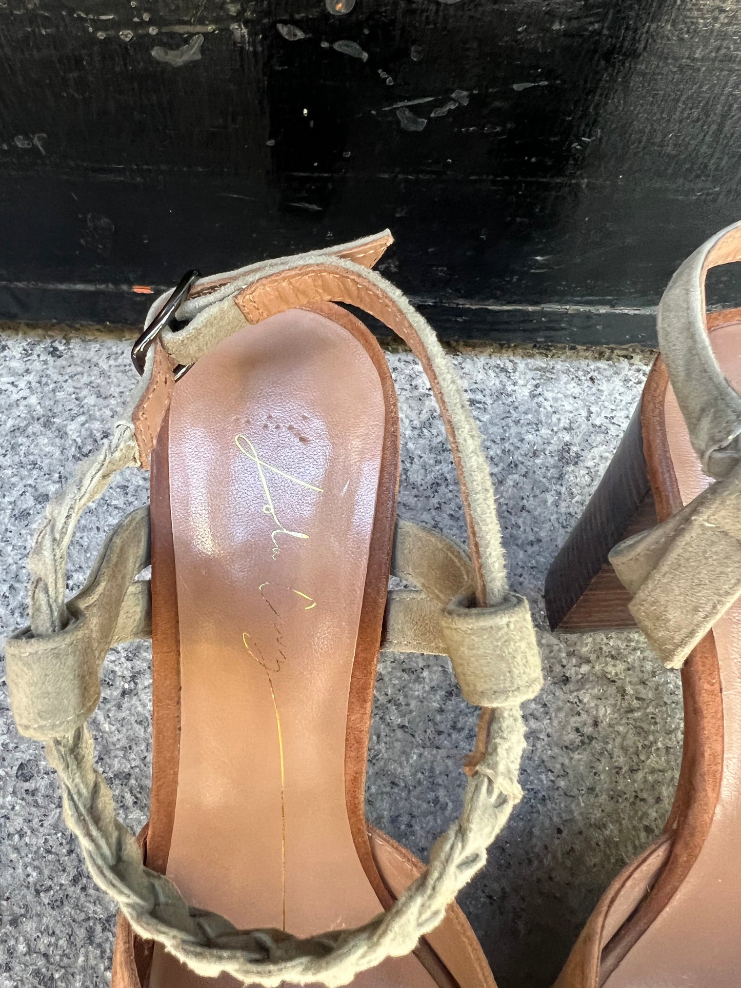 LOLA CRUZ. Sandalia piel bicolor T.39