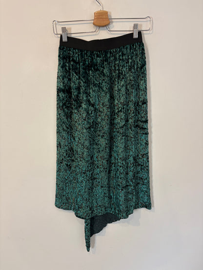 MASSCOB. Falda verde terciopelo asimétrica
