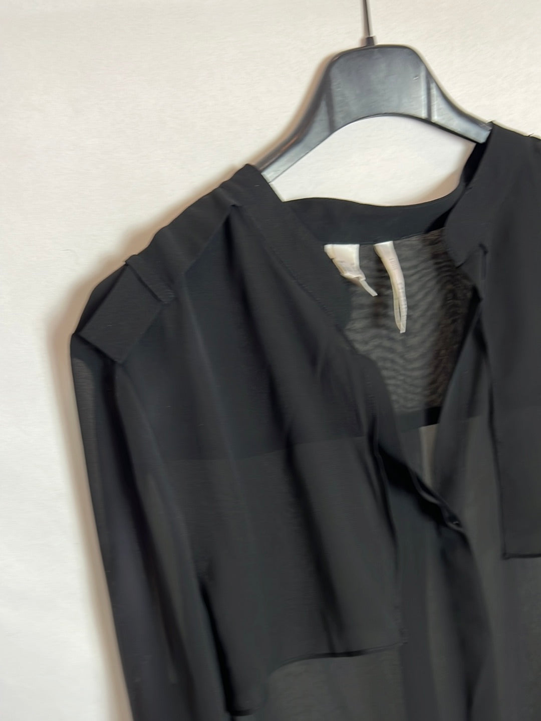 MANGO. Blusa negra semi transparente. T M
