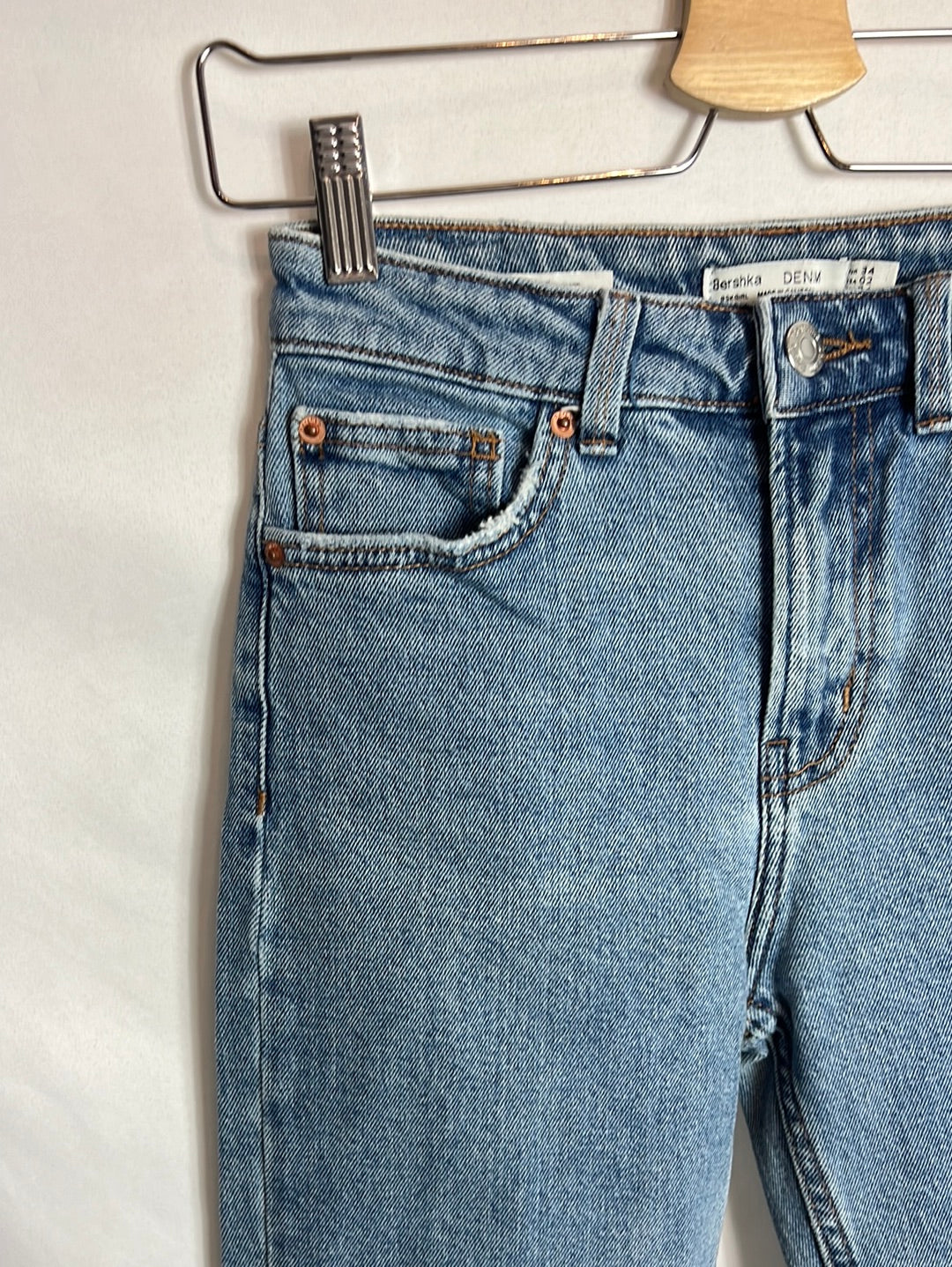 BERSHKA. Frayed denim pants T.34