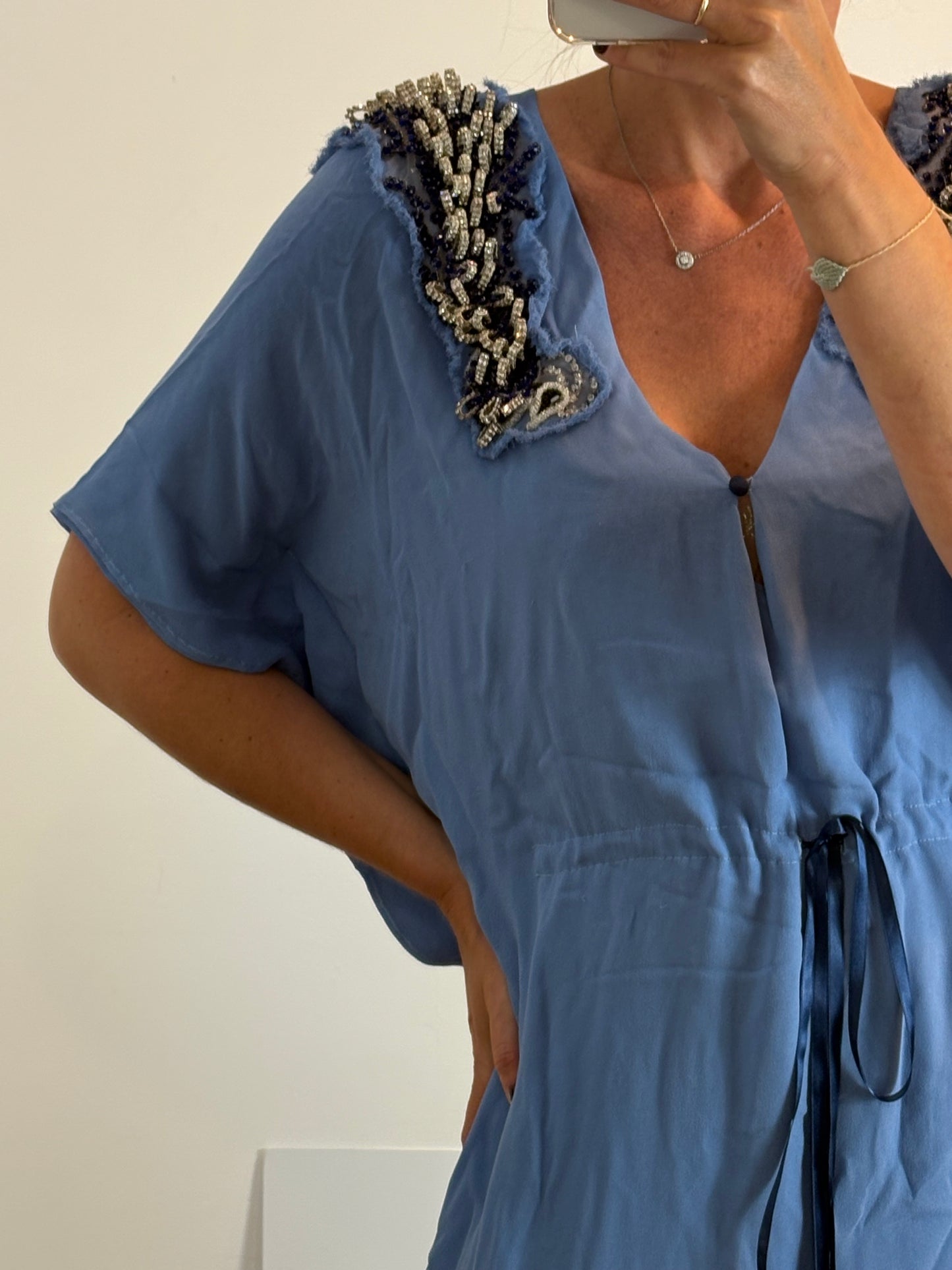 OTRAS. Vestido largo azul detalle pedrería hombros. T S