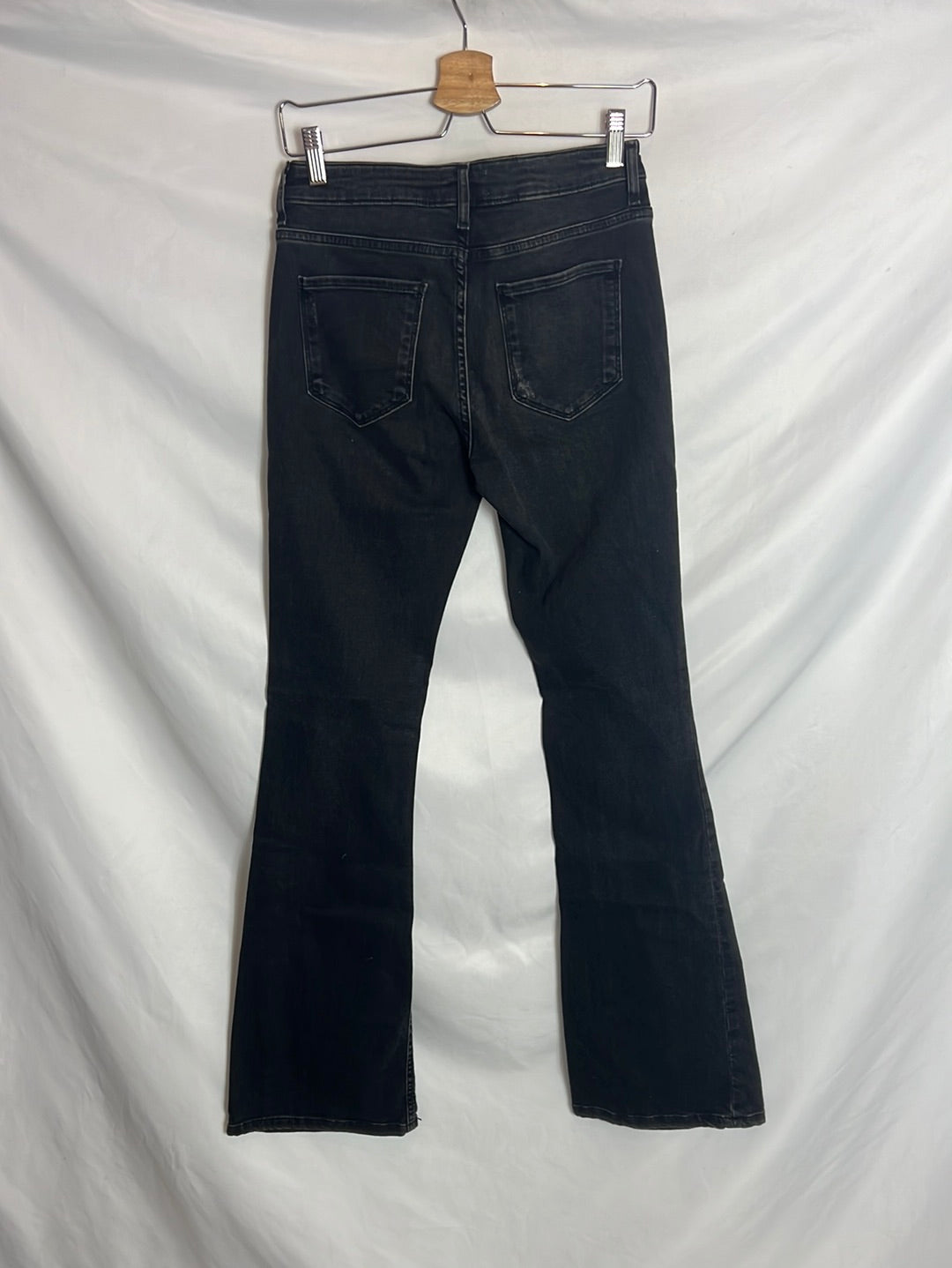 ZARA. Denim negro acampanado. T 38